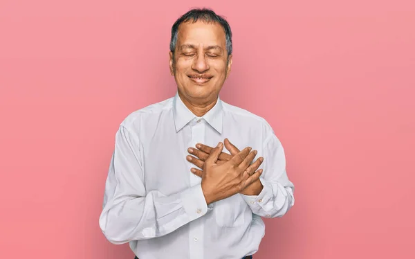 Hombre Indio Mediana Edad Con Camisa Blanca Casual Sonriendo Con — Foto de Stock