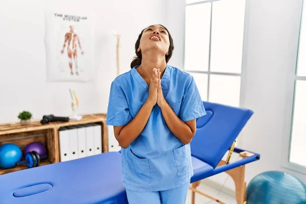 Красивая Латиноамериканская Физиотерапевт Женщина Клинике Восстановления Боли Умоляя Молясь Руками — стоковое фото