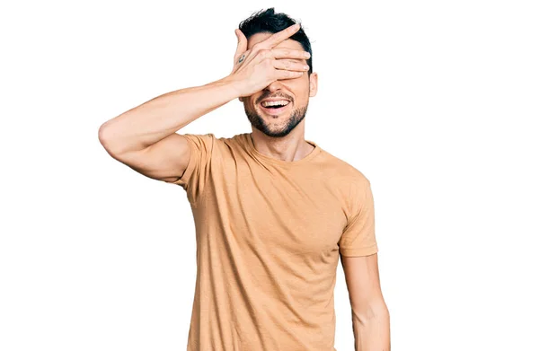 Homem Hispânico Com Barba Vestindo Camiseta Casual Sorrindo Rindo Com — Fotografia de Stock