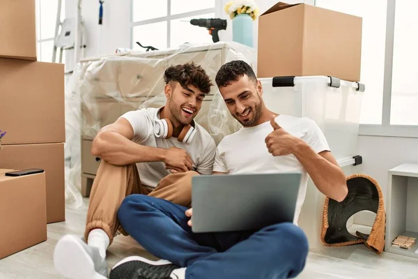 Dos Hombres Hispanos Pareja Sonriendo Confiados Teniendo Videollamada Nuevo Hogar — Foto de Stock