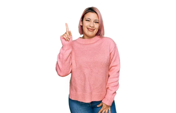 Латиноамериканка Розовыми Волосами Обычном Зимнем Свитере Указывающая Пальцем Успешную Идею — стоковое фото
