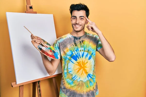 Joven Hombre Hispano Pie Dibujando Con Paleta Por Pintor Caballete —  Fotos de Stock
