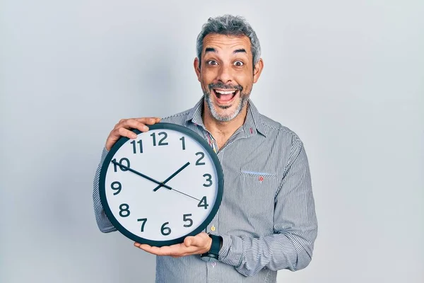 Gri Saçlı Yakışıklı Orta Yaşlı Bir Adam Büyük Bir Saat — Stok fotoğraf