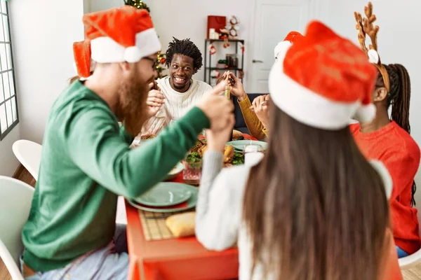 Gruppo Giovani Che Festeggiano Natale Pregando Cibo Seduti Tavola Casa — Foto Stock