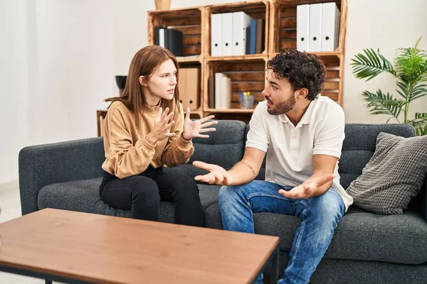 Hombre Mujer Discutiendo Tener Terapia Pareja Centro Psicología — Foto de Stock