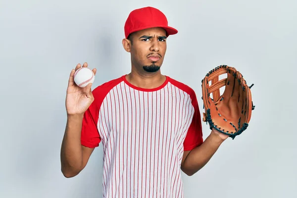 Beyzbol Forması Giyen Genç Afro Amerikan Adam Şok Olmuş Suratıyla — Stok fotoğraf