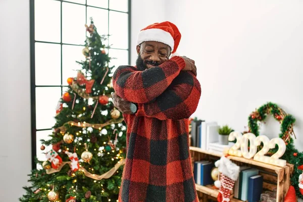Африканский Американец Шляпе Санта Клауса Стоящий Рождественской Елки Обнимающий Себя — стоковое фото