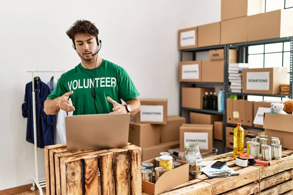 Joven Hispano Vistiendo Uniforme Voluntario Haciendo Videollamadas Centro Caridad — Foto de Stock