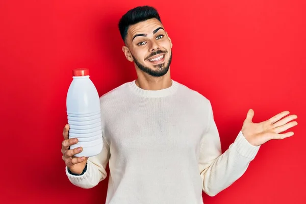 Jonge Spaanse Man Met Baard Met Liter Fles Melk Vieren — Stockfoto