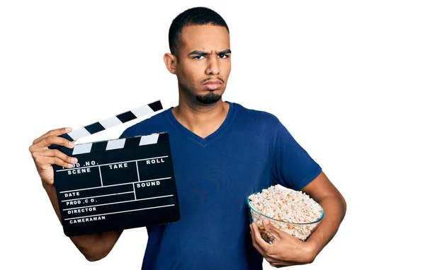 Giovane Uomo Afro Americano Che Mangia Popcorn Con Mano Pellicola — Foto Stock