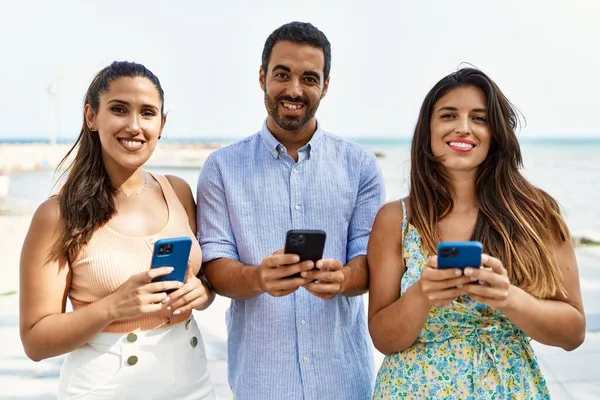 Tre Giovani Amici Ispanici Sorridenti Felici Piedi Utilizzando Smartphone Spiaggia — Foto Stock