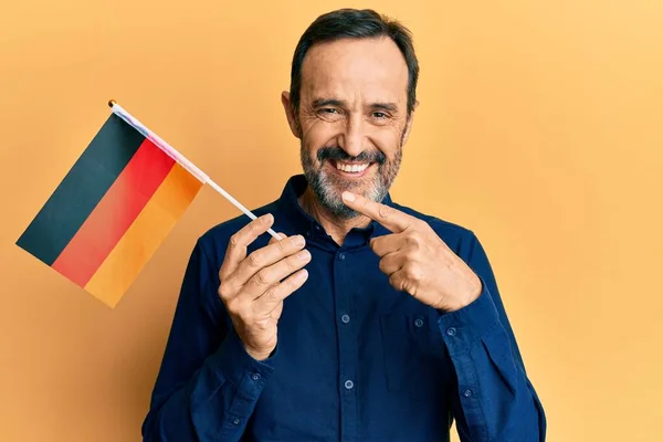 Orta Yaşlı Spanyol Adam Elinde Alman Bayrağı Tutarken Mutlu Bir — Stok fotoğraf