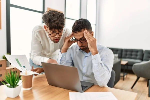 Dois Homens Hispânicos Empresários Discutindo Escritório — Fotografia de Stock