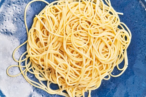 Talíř Italských Špaget Těstoviny Keramickém Povrchu — Stock fotografie