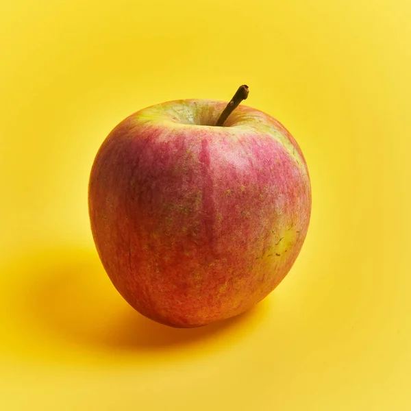 Single Red Apple Fruit Yellow Background — Stock Photo, Image