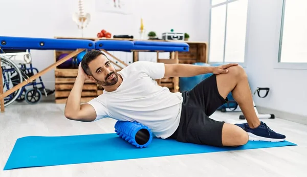 Junger Hispanischer Patient Lächelt Zuversichtlich Nach Reha Behandlung Mit Schaumstoffrolle — Stockfoto