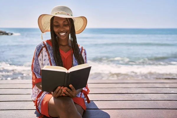 Joven Mujer Afroamericana Leyendo Libro Sentado Banco Playa —  Fotos de Stock