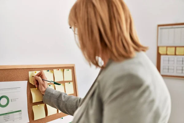 Middle Age Businesswoman Writing Corkboard Reminder Office — Stock Photo, Image