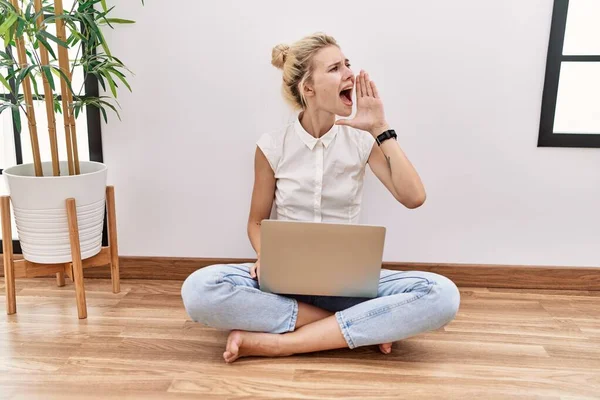 Genç Sarışın Kadın Bilgisayar Laptopu Kullanıyor Oturma Odasında Yerde Oturmuş — Stok fotoğraf
