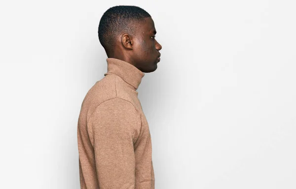 Hombre Afroamericano Joven Con Suéter Invierno Casual Mirando Lado Pose —  Fotos de Stock