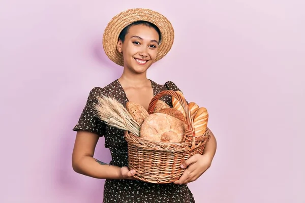 Vacker Latinamerikansk Kvinna Med Kort Hår Håller Korg Med Bröd — Stockfoto