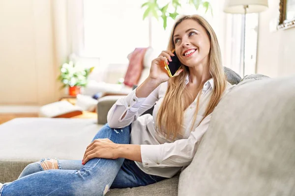 Junge Blonde Frau Spricht Auf Dem Smartphone Und Sitzt Hause — Stockfoto