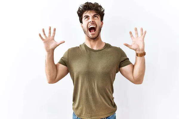 Uomo Ispanico Piedi Sopra Isolato Sfondo Bianco Pazzo Pazzo Gridando — Foto Stock