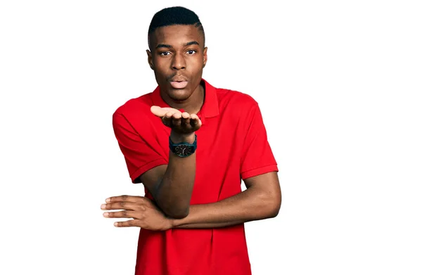Mladý Africký Američan Nosí Neformální Červené Tričko Dívá Kamery Posílá — Stock fotografie
