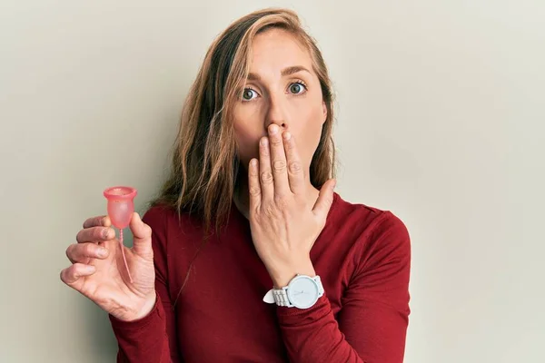 Genç Sarışın Bir Kadın Regl Bardağını Elinde Tutuyor Ağzını Eliyle — Stok fotoğraf