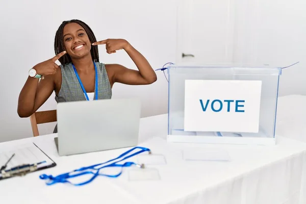 Молода Афро Американська Жінка Яка Працює Політичних Виборах Сидячи Голосуючи — стокове фото