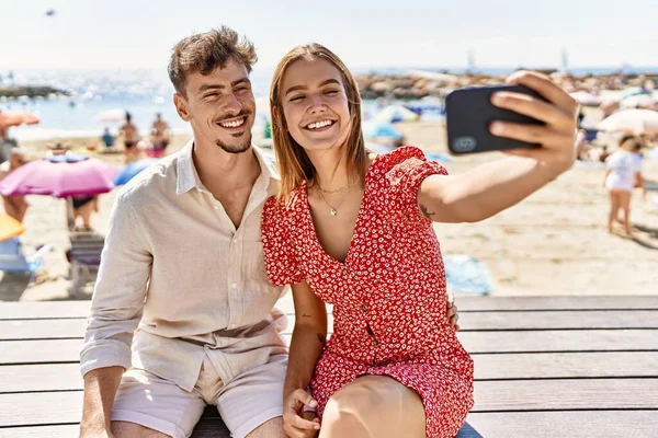 Unga Latinamerikanska Par Semester Gör Selfie Vid Smartphone Sitter Bänken — Stockfoto