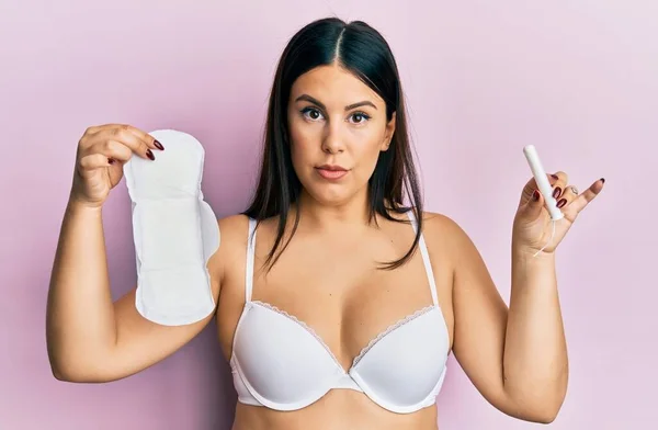 Hermosa Mujer Morena Sosteniendo Compresa Sanitaria Tampón Algodón Relajado Con — Foto de Stock