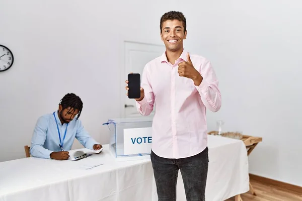 Jovens Hispânicos Eleição Campanha Política Segurando Smartphone Sorrindo Feliz Positivo — Fotografia de Stock