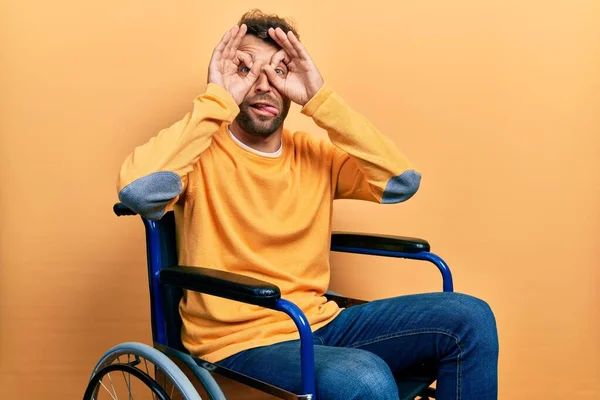 Homem Bonito Com Barba Sentado Cadeira Rodas Fazendo Gesto Como — Fotografia de Stock