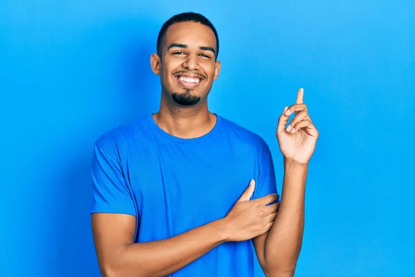 Giovane Uomo Afroamericano Indossa Casual Shirt Blu Con Grande Sorriso — Foto Stock