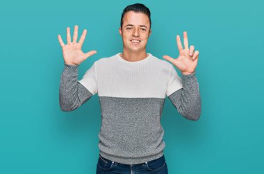 Yakışıklı, sıradan bir kazak giyen, 8 numaralı parmaklarıyla gösteriş yapan, kendinden emin ve mutlu gülümseyen genç adam.. 