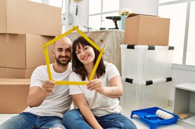 Genç İspanyol çift gülümsüyor mutlu ev projeleri yeni evinde tutuluyor.