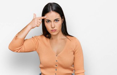 Alnındaki sivilceden mutsuz olduğunu gösteren gündelik giysiler giyen genç İspanyol kadın, siyah başlıklı çirkin bir enfeksiyon. sivilce ve deri problemi 