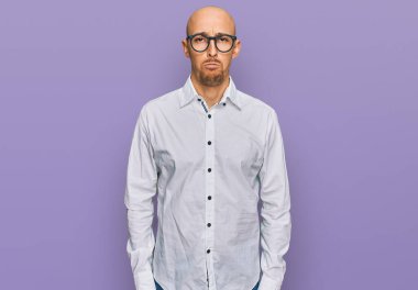 Sakallı, iş gömleği giyen, gözlüklü, bunalımlı, sıkıntılı, sinirli ve korkmuş bir adam. hüzünlü ifade. 