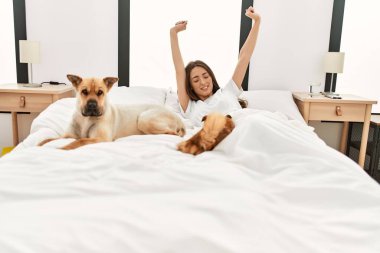 Genç İspanyol kadın uyandığında yatak odasında köpeklerle birlikte kollarını esnetiyordu.