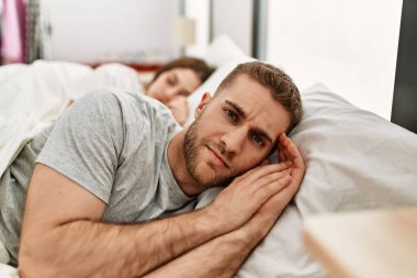 Kafkasyalı genç bir çift evde yatakta uyuyor..