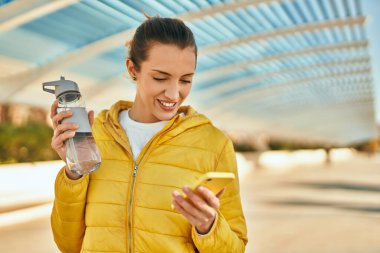 Genç İspanyol kız şehirde akıllı telefon ve içme suyu kullanıyor..
