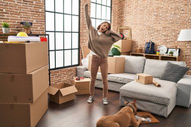 Genç beyaz kadın yeni evinde kollarını açmaktan yoruldu.