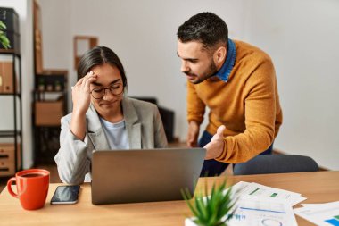 İşadamı, ofisteki patronu yüzünden çok çalışıp strese girmiş..