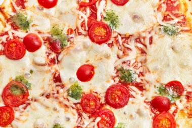  Tek büyük boy İtalyan pizzası.