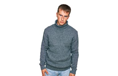 Sıradan kıyafetler giyen, kuşkucu ve gergin genç sarışın bir adam sorun yüzünden üzgün. negatif kişi. 