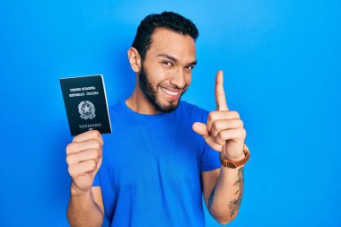 İtalyan pasaportlu, sakallı bir İspanyol başarılı bir fikir işaret ediyor. Heyecanlı ve mutlu. Bir numara.. 