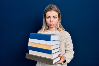 Kafkasyalı güzel bir kadın elinde bir yığın kitap tutuyor. Bunalımlı ve üzüntülü. Kızgın ve korkmuş bir şekilde ağlıyor. hüzünlü ifade. 