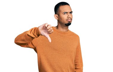 Genç Afro-Amerikalı sıradan kıyafetler giyen mutsuz, kızgın, reddedilmiş ve olumsuz hareketler yapan genç bir adam. kötü ifade. 