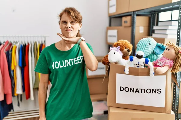 Mulher Branca Bonita Vestindo Shirt Voluntária Doações Ficar Cortando Garganta — Fotografia de Stock